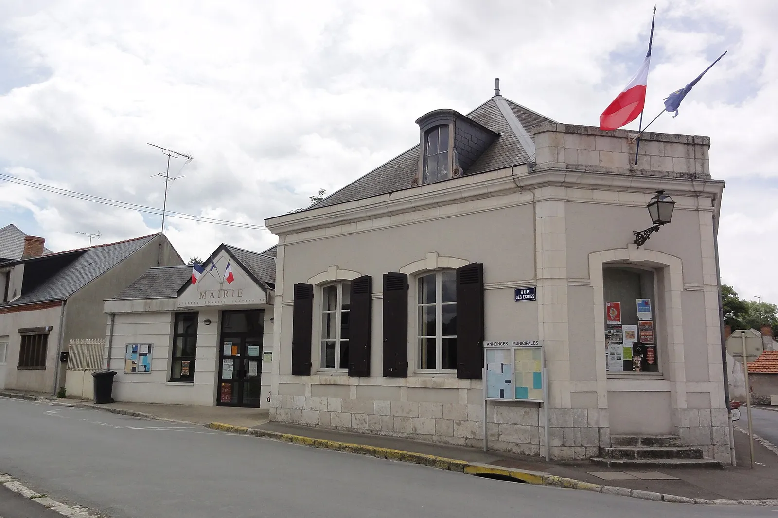Couvreur Lailly-en-Val Mairie de Lailly-en-Val, siège du couvreur M. Leger (Loiret)