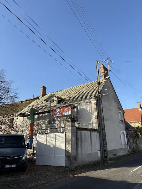 Remplacement de tuiles endommagées en urgence par M. Leger à Blois