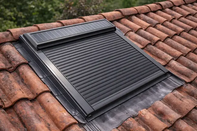 Volet roulant solaire Pose de volet roulant solaire Velux par installateur professionnel